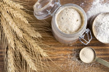 Ev yapımı ekmek için cam kavanozda aktif çavdar ekmeği.