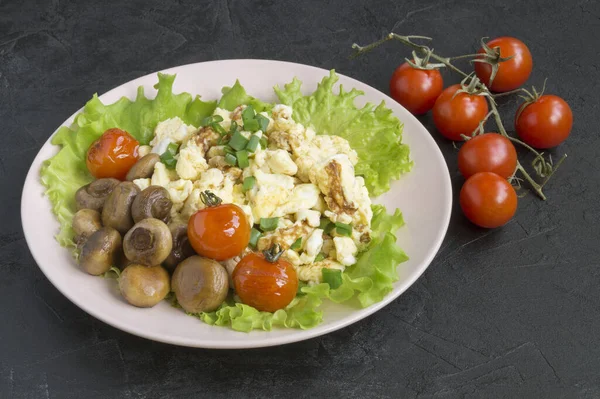 Huevos Revueltos Con Champiñones Cereza Desayuno Tradicional —  Fotos de Stock