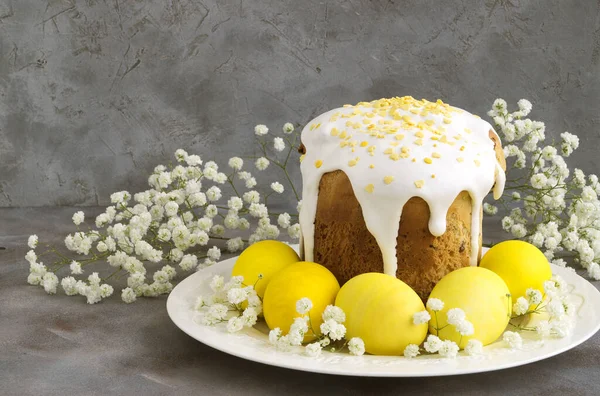 Žluté Malované Velikonoční Vajíčka Šedém Pozadí — Stock fotografie