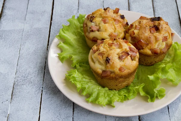 Hemlagade Ostmuffins Med Skinka Smaksatt Förrätt — Stockfoto