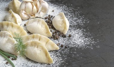 Ev yapımı etli börek modelliği. Hamur köftesi pişirmek için malzemeler.