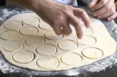 Hamur köfte pişirmek için hazırlandı. Mantı modelleme.