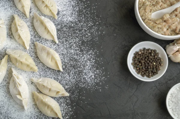 Modellierung Von Hausgemachten Fleischknödeln Zutaten Zum Kochen Von Knödeln — Stockfoto