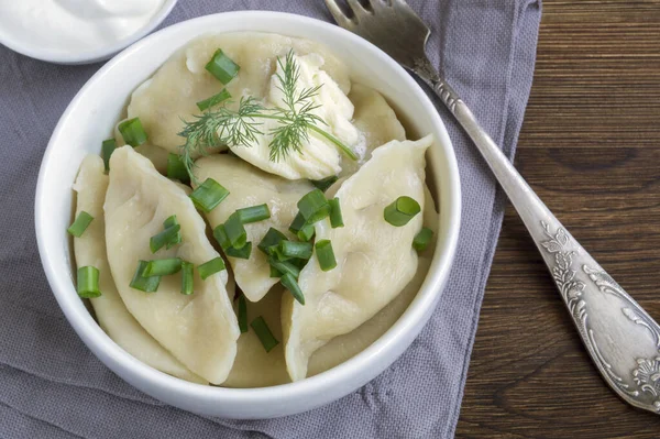 Russische Knödel Einem Weißen Teller Auf Einem Holztisch — Stockfoto