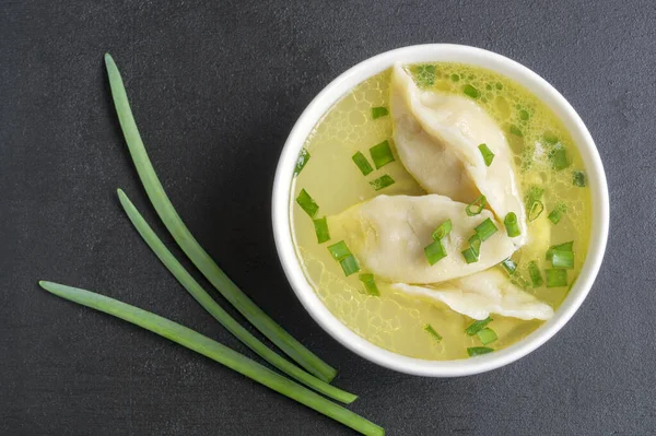 Suppe Mit Hausgemachten Fleischklößen Auf Schwarzem Hintergrund — Stockfoto