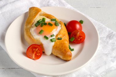 Yumurtalı Ajarian Khachapuri. Geleneksel Kafkas yemeği.