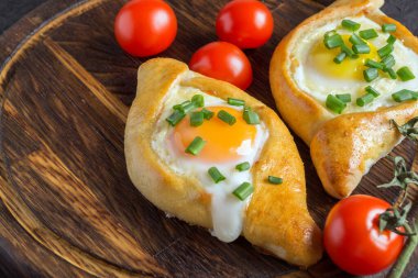 Yumurtalı Ajarian Khachapuri. Geleneksel Kafkas yemeği.