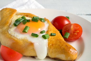 Yumurtalı Ajarian Khachapuri. Geleneksel Kafkas yemeği.
