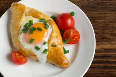 Yumurtalı Ajarian Khachapuri. Geleneksel Kafkas yemeği.
