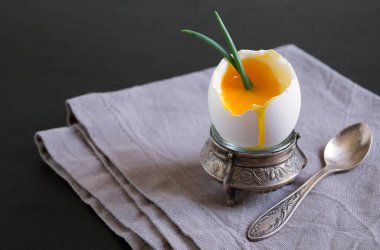 rafadan yumurta. Lezzetli sağlıklı kahvaltı. Yumurta rafında.