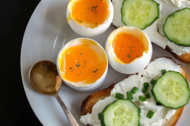 rafadan yumurta. Lezzetli sağlıklı kahvaltı. Yumurta rafında.