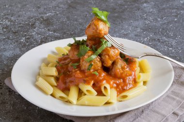 Köfte ve domates soslu makarna..