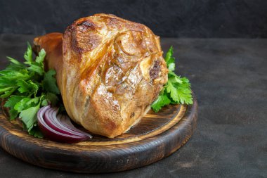 Ahşap doğrama tahtasının üzerinde domuz budu..