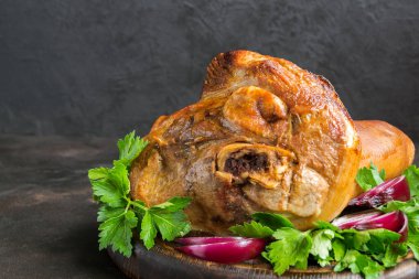 Ahşap doğrama tahtasının üzerinde domuz budu..