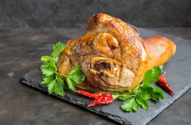 Kesme tahtasında domuz budu..