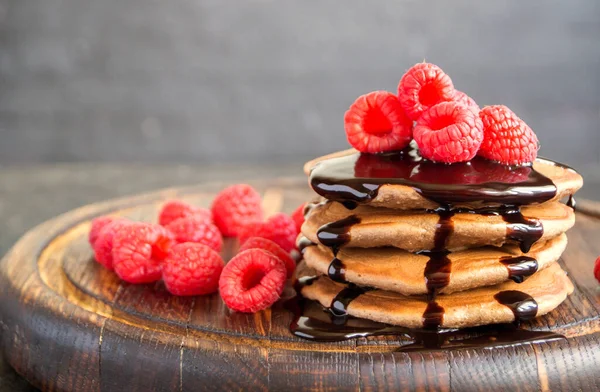 Schokoladen Pfannkuchen Mit Himbeere Auf Dunklem Hintergrund — Stockfoto