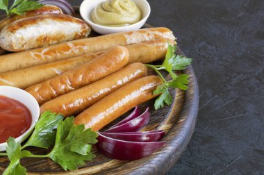 Çeşit çeşit kızarmış sosis. koyu arkaplanda