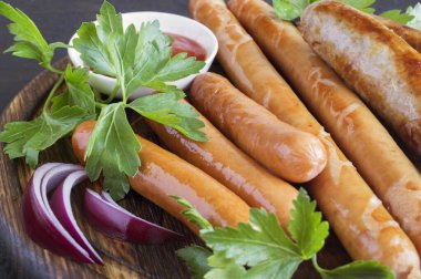 Çeşit çeşit kızarmış sosis. koyu arkaplanda