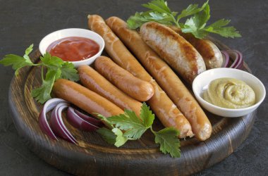 Çeşit çeşit kızarmış sosis. koyu arkaplanda