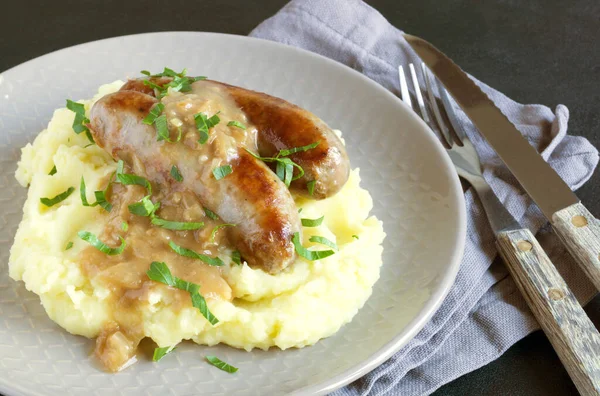 Engelsk Korv Med Potatismos Och Sås Mörk Bakgrund — Stockfoto