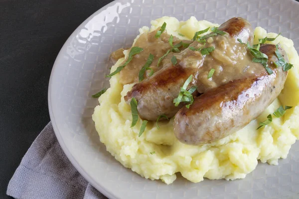 Engelsk Korv Med Potatismos Och Sås Mörk Bakgrund — Stockfoto