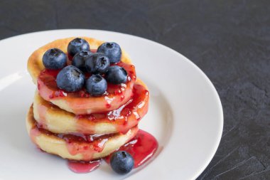 Süzme peynirli krep, kahvaltıda taze böğürtlenli şurup.