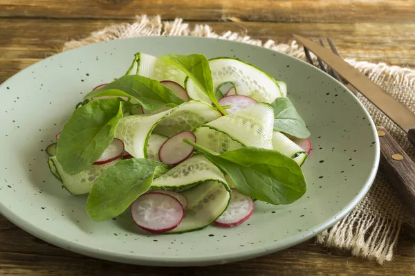 在木制桌子上放上新鲜蔬菜的春季维生素沙拉 — 图库照片