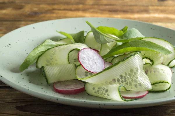 Tavaszi Vitaminsaláta Friss Zöldségekkel Egy Asztalon — Stock Fotó