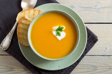 Tahta bir masada vejetaryen balkabağı çorbası