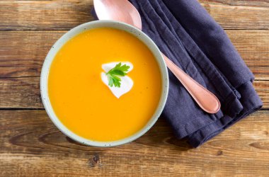 Tahta bir masada vejetaryen balkabağı çorbası