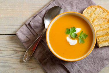 Tahta bir masada vejetaryen balkabağı çorbası