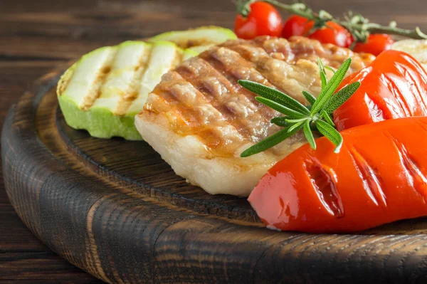 Filé Porco Grelhado Com Vegetables Uma Placa Madeira — Fotografia de Stock