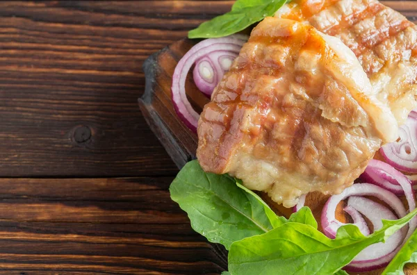 Gegrilltes Schweinefilet Mit Gemüse Auf Einem Holzbrett — Stockfoto