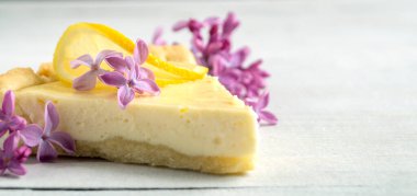 Hafif arka planda klasik New York ev yapımı cheesecake.