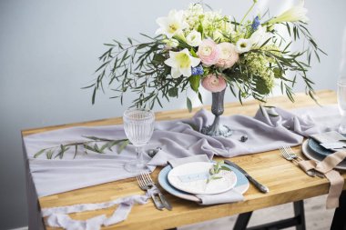 Çiçekler ve dekor masada