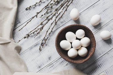 Paskalya yumurtaları masada.