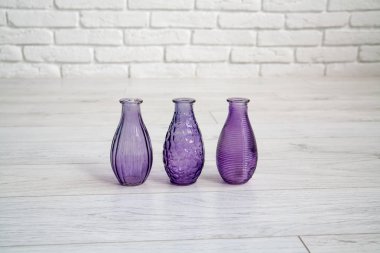 Bir stüdyoda farklı dekoratif vazolar
