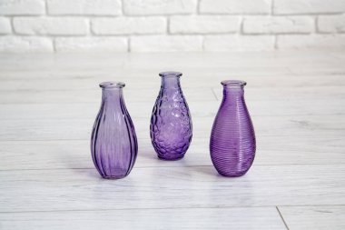 Bir stüdyoda farklı dekoratif vazolar