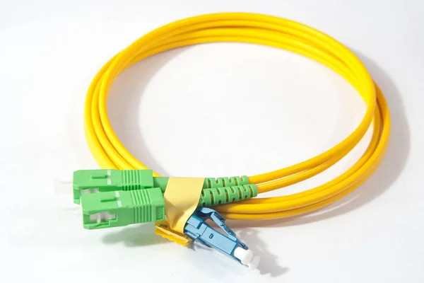 Cable de fibra óptica aislado en blanco — Foto de Stock