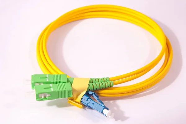 Câble à fibre optique isolé sur blanc — Photo