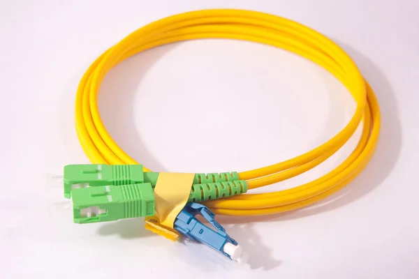 Fiberoptisk kabel isoleras på vit — Stockfoto