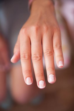 Güzel kadının çivi