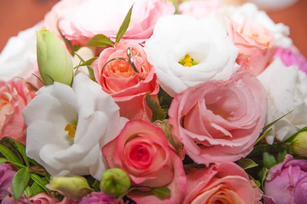 Wedding rings with bouquet — Stock Photo, Image