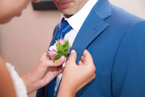 Wedding boutonniere on suit of the groom. — Stock Photo, Image