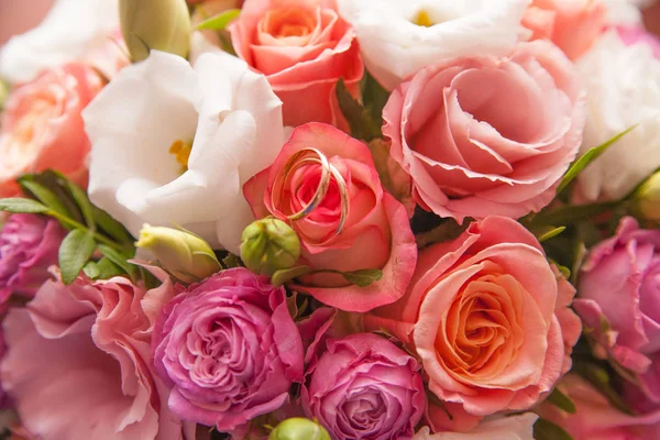 Wedding rings with bouquet — Stock Photo, Image