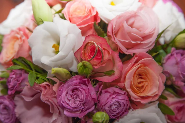 Wedding rings with bouquet — Stock Photo, Image