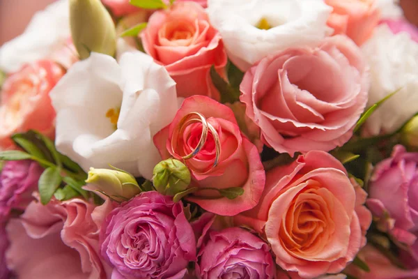 Wedding rings with bouquet — Stock Photo, Image