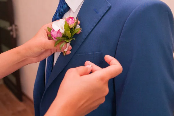 El boutonniere de boda por el traje del novio . Imágenes de stock libres de derechos