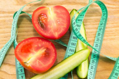 Ölçülü salatalık ve domates