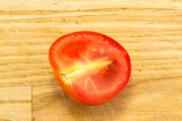 Fita de medição e um garfo com tomate isolado — Fotografia de Stock